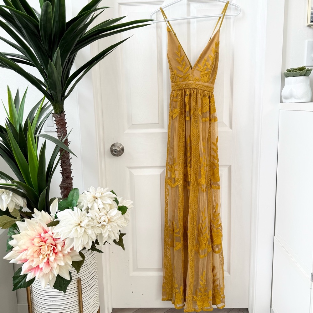 💛 BLONDIE BOUTIQUE Entro Elegant Yellow Floral Maxi Dress from Blondie Boutique - Picture 2 of 8